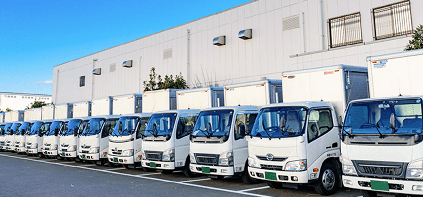トラックが駐車されている様子